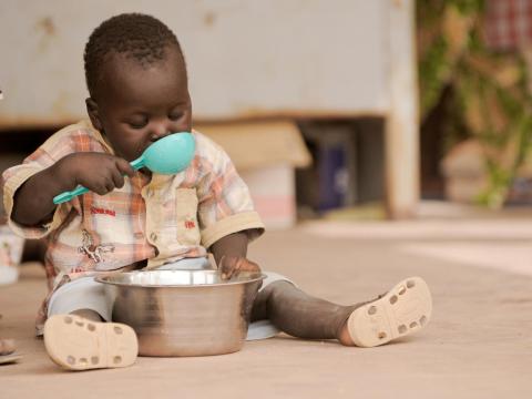 Boua Drame who was malnourished put on 300 grams during the nutrition training. He is eating a nutritious porridge.