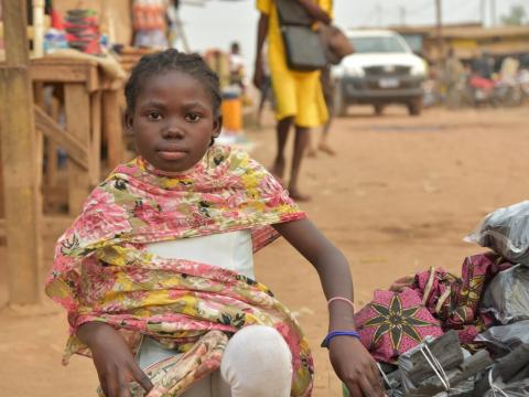 Sourcevie selling embers in a community market in the DRC.